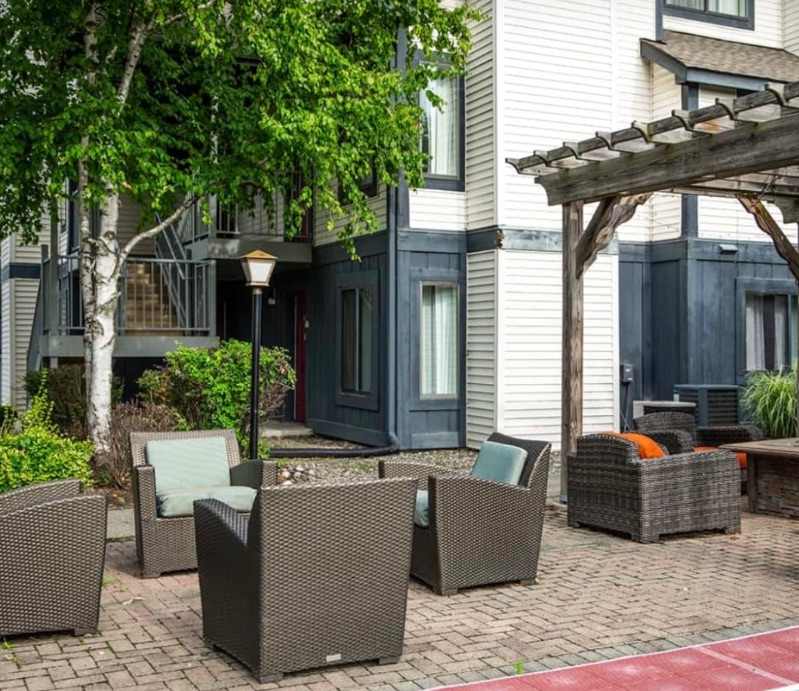 Beautiful modern studio apartment near store come with tennis court basketball court pool laundry on - Photo 1