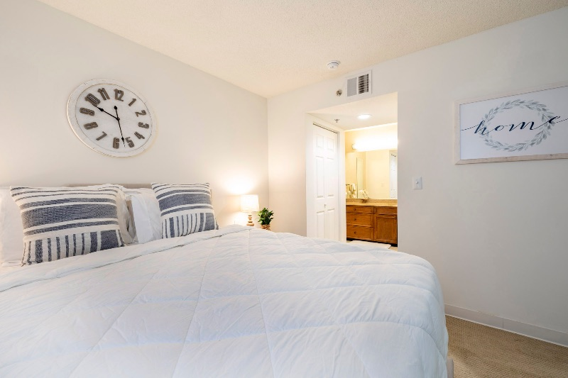Beautiful modern studio apartment near store come with tennis court basketball court pool laundry on - Photo 3