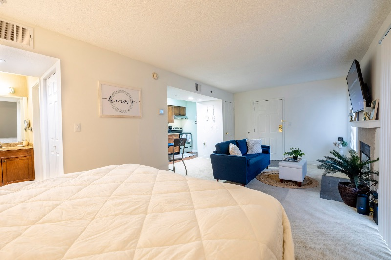 Beautiful modern studio apartment near store come with tennis court basketball court pool laundry on - Photo 5