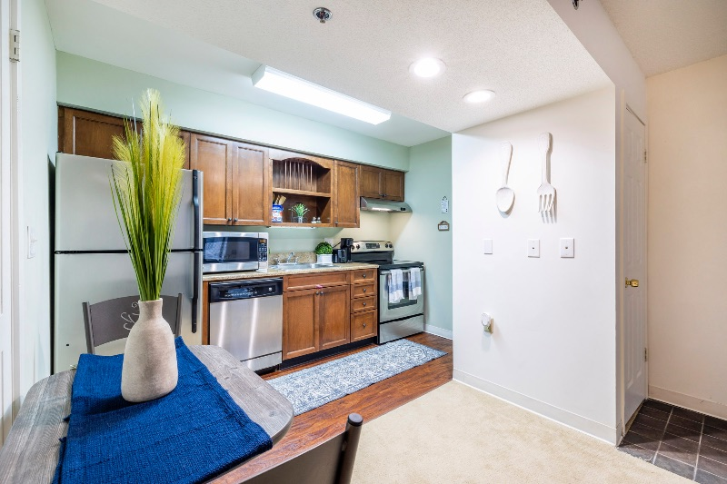 Beautiful modern studio apartment near store come with tennis court basketball court pool laundry on - Photo 6