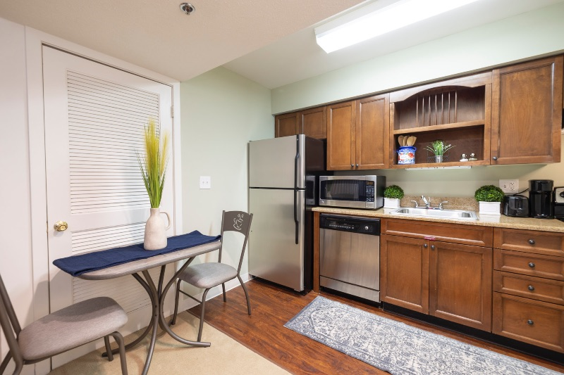 Beautiful modern studio apartment near store come with tennis court basketball court pool laundry on - Photo 8