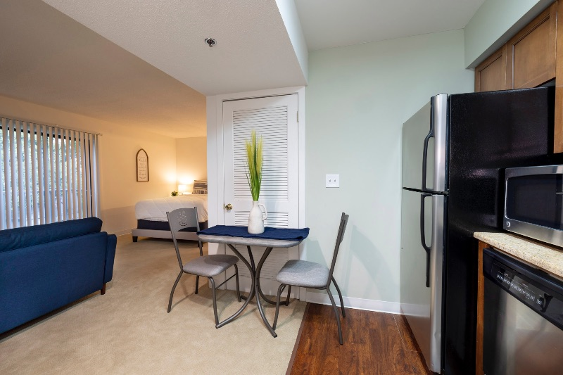 Beautiful modern studio apartment near store come with tennis court basketball court pool laundry on - Photo 11