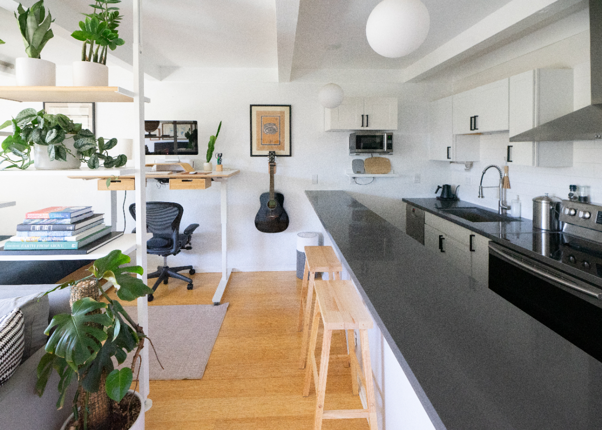 Pet friendly studio with parking and amenities - Photo 3