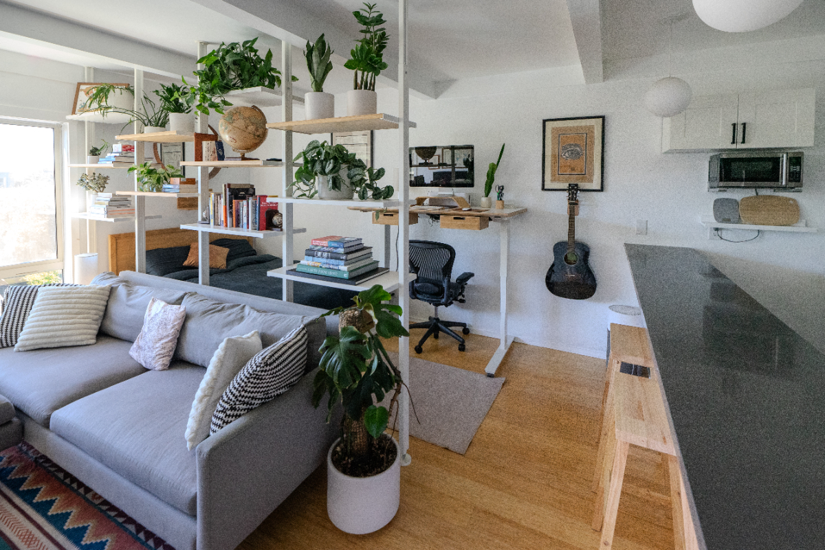 Pet friendly studio with parking and amenities - Photo 2