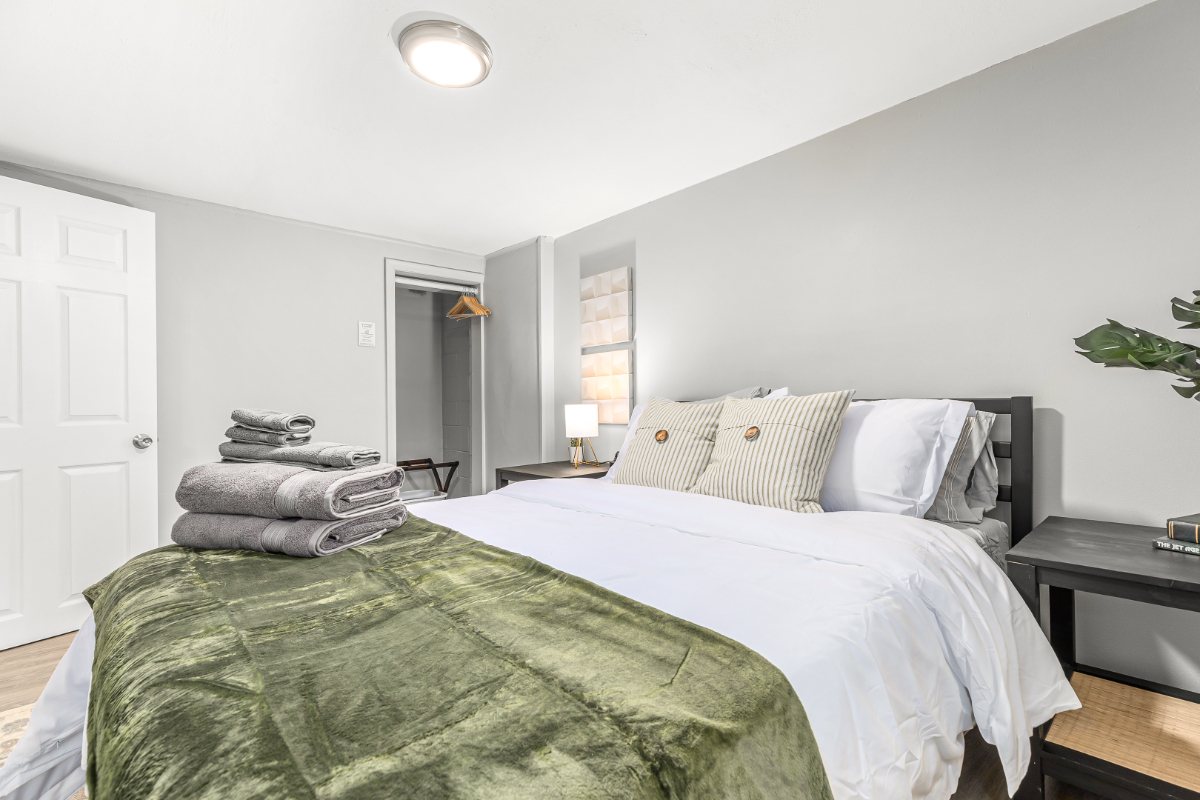 Private & Cozy 1BR Basement Suite in Hazel Park