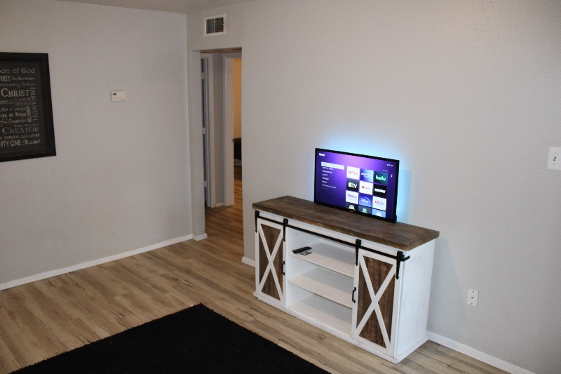 Bueatiful 2 Bed 1 Bath - Photo 2