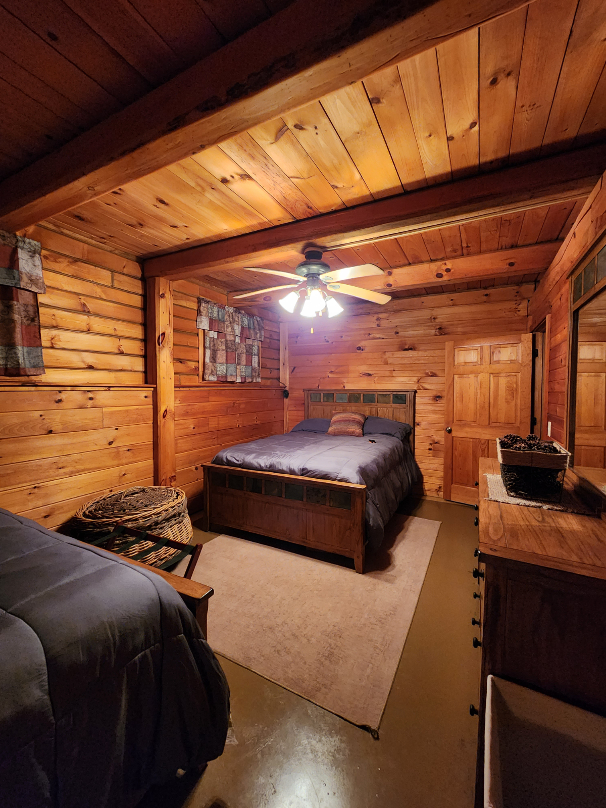 Moose Room - Private Furnished Bedrooms with Shared Cabin Amenities - Photo 5