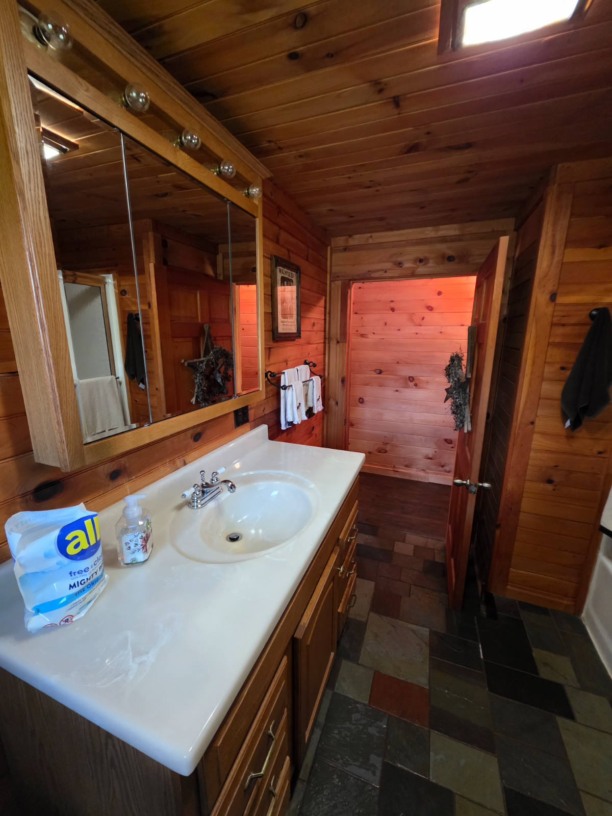 Moose Room - Private Furnished Bedrooms with Shared Cabin Amenities - Photo 2