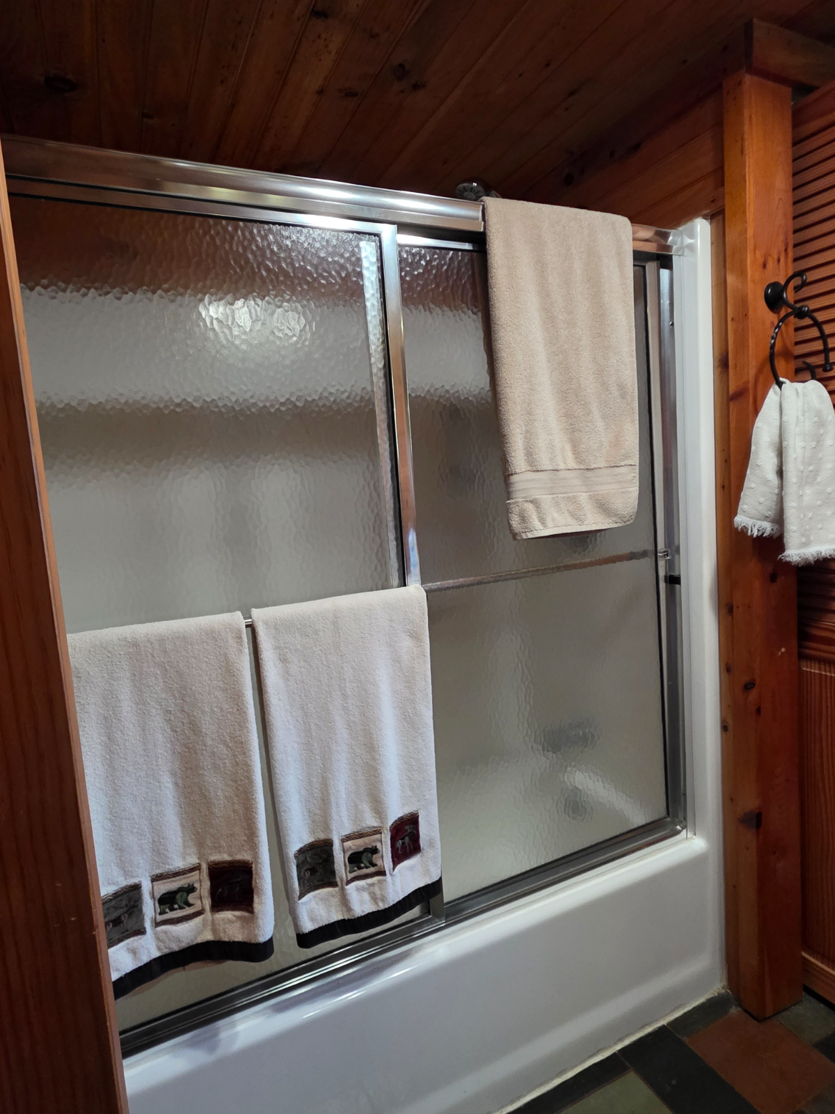 Moose Room - Private Furnished Bedrooms with Shared Cabin Amenities - Photo 7