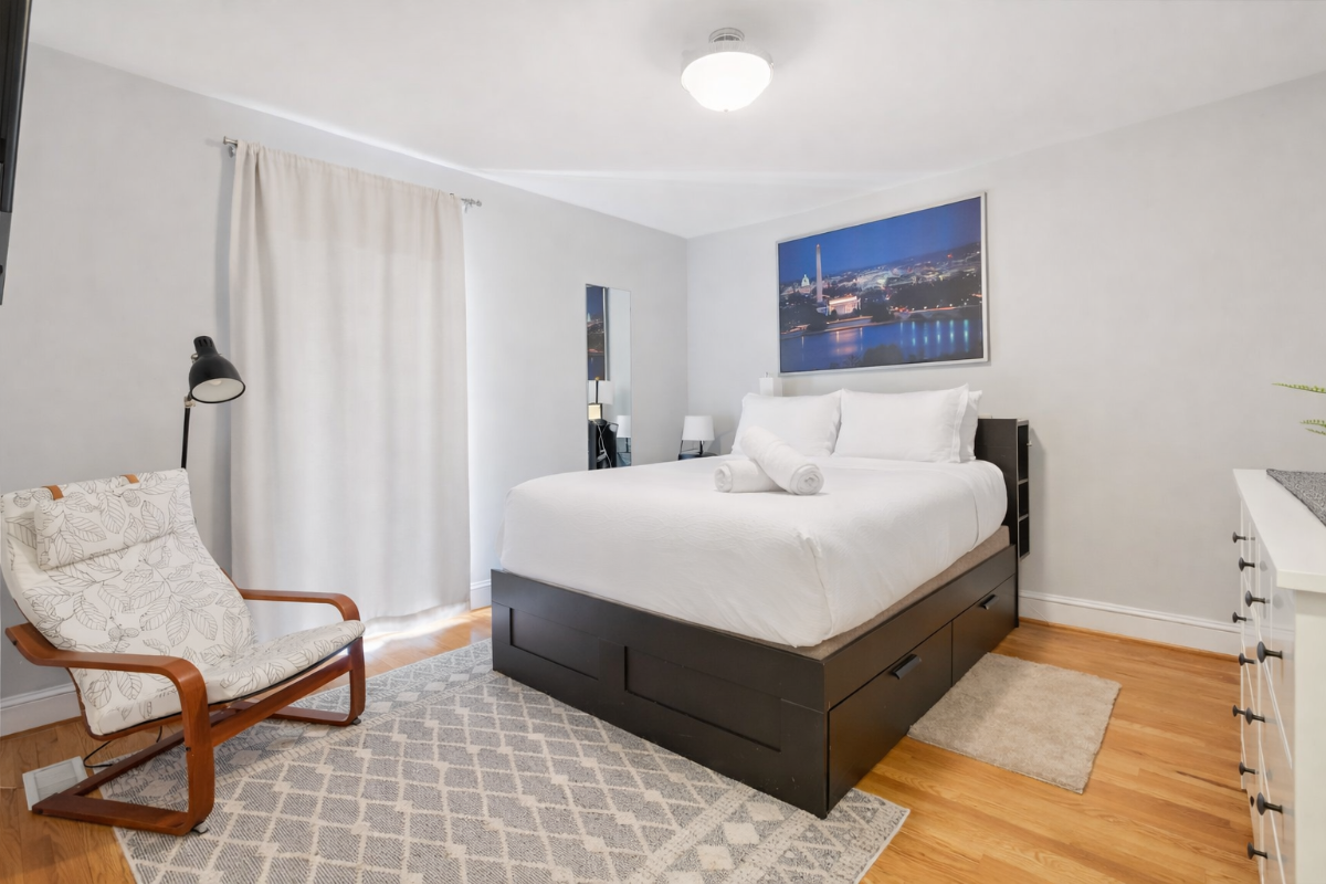 1BR Queen Suite, PARKING pad FiberOptics Internet - Photo 3