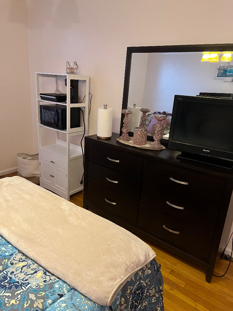 Very large beautiful furnished 1 bedroom with half a bathroom - Photo 3