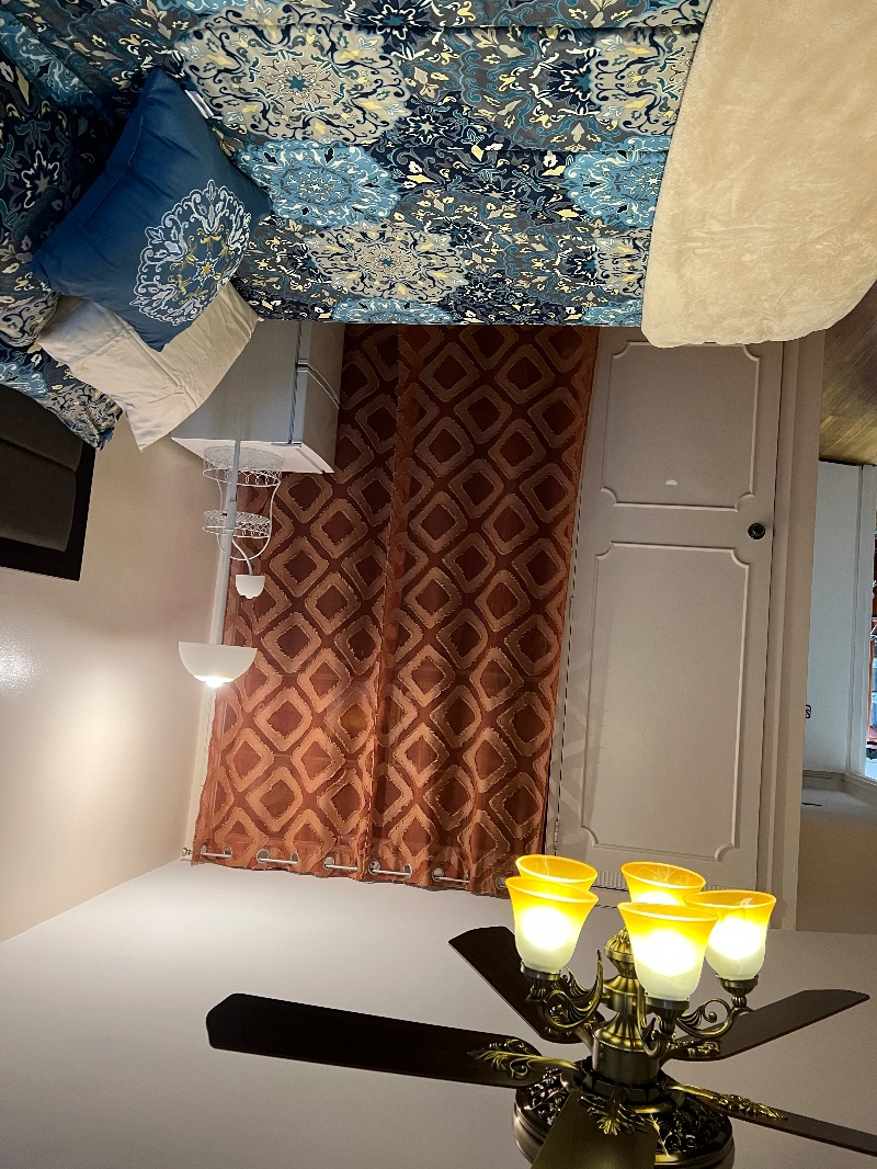 Very large beautiful furnished  1 bedroom with half a bathroom - Photo 6