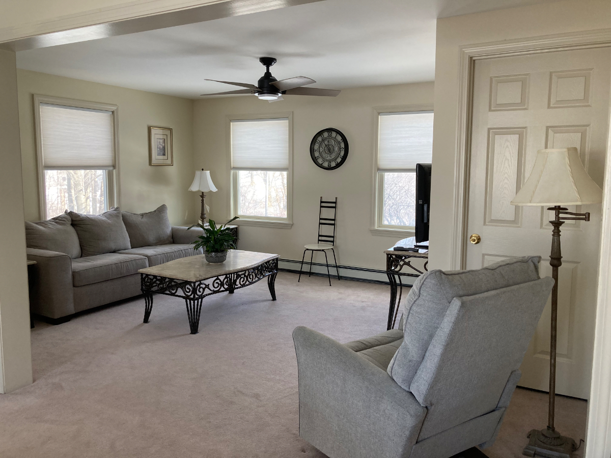 Spacious 1 bedroom - Photo 2