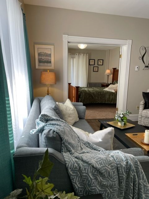 Cozy quaint 2 bedroom Close to hospital  Downtown - Photo 7