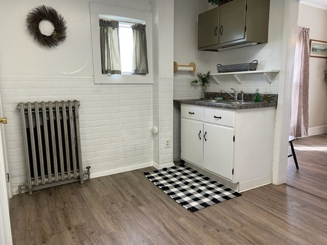 Cozy quaint 2 bedroom Close to hospital Downtown - Photo 4