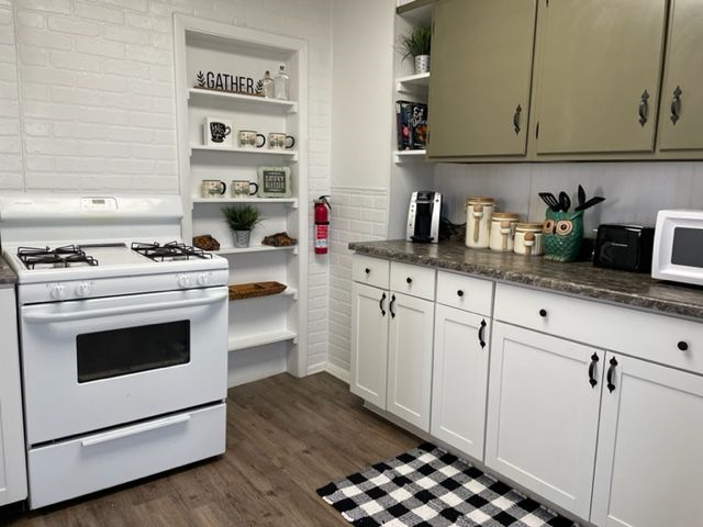 Cozy quaint 2 bedroom Close to hospital Downtown - Photo 2