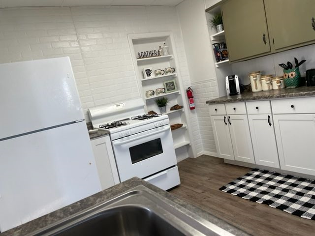 Cozy quaint 2 bedroom Close to hospital Downtown - Photo 1