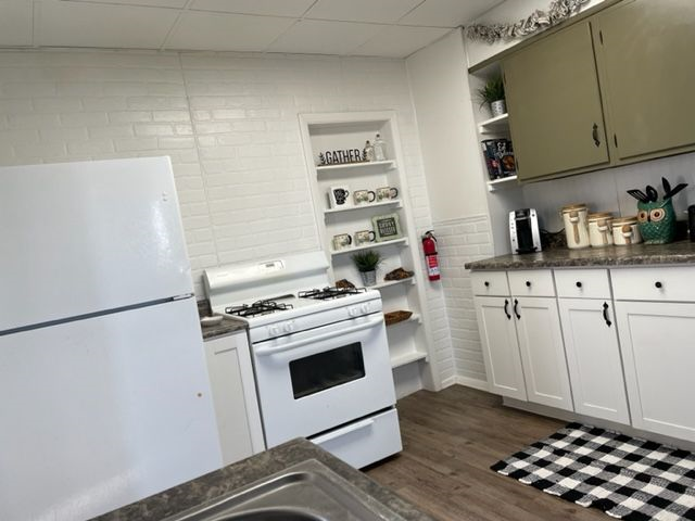 Cozy quaint 2 bedroom Close to hospital Downtown - Photo 3