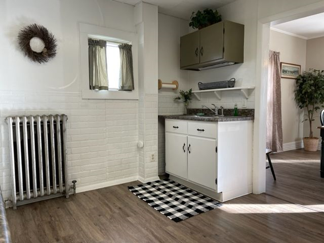 Cozy quaint 2 bedroom Close to hospital Downtown - Photo 5