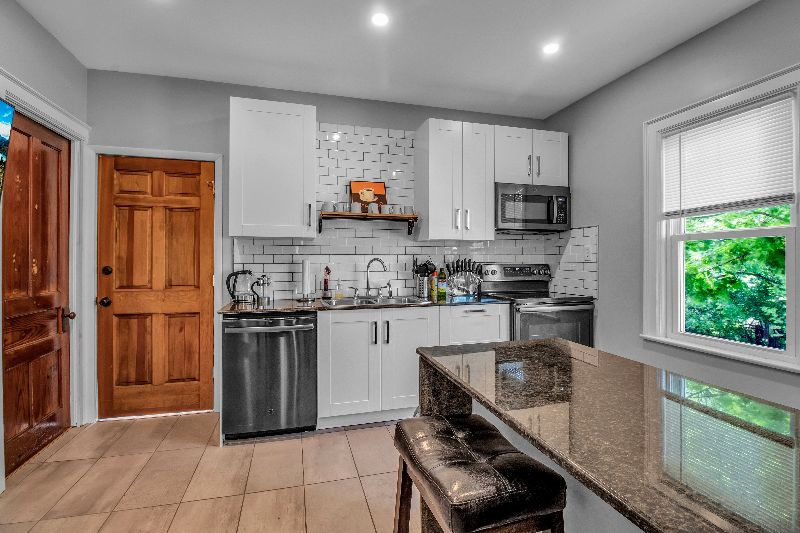 Furnished 3BR Near Medical Campus, Walk to Roswell Park & Buffalo General - Photo 10