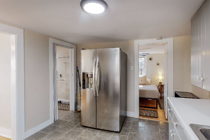 Nob Hill/UNM Unique Remodeled House w/ King Beds, In-Unit Washer and Dryers, Private Fenced in Yard - Photo 4