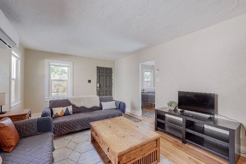 Nob Hill/UNM Unique Remodeled House w/ King Beds, In-Unit Washer and Dryers, Private Fenced in Yard