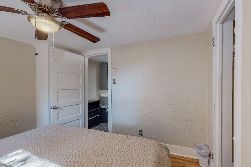 Nob Hill/UNM Unique Remodeled House w/ King Beds, In-Unit Washer and Dryers, Private Fenced in Yard - Photo 11