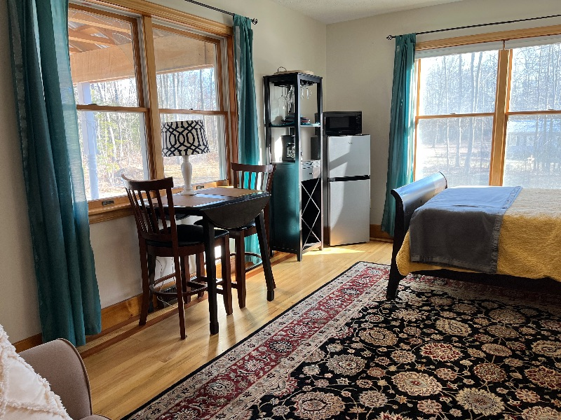 Private Studio, kitchenette and bath in unit - shared kitchen complement - Photo 2