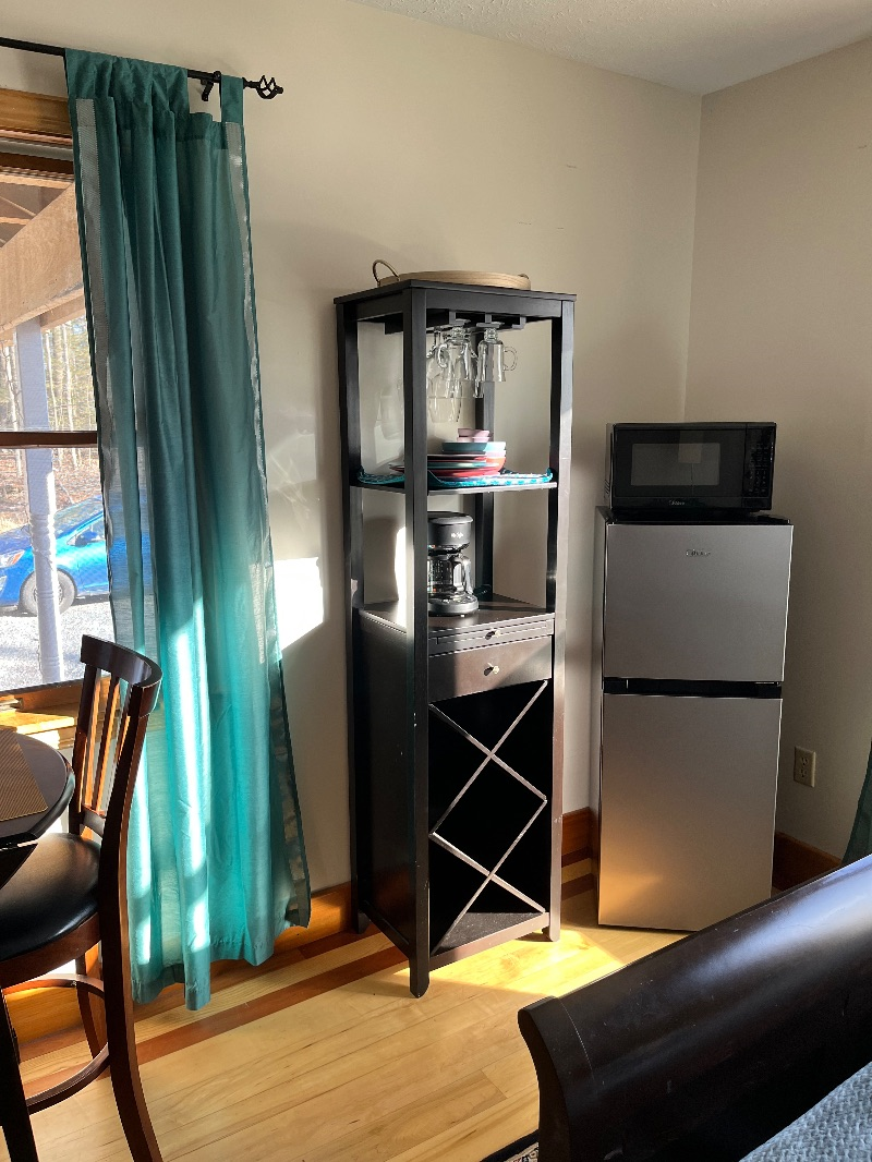 Private Studio, kitchenette and bath in unit - shared kitchen complement - Photo 3