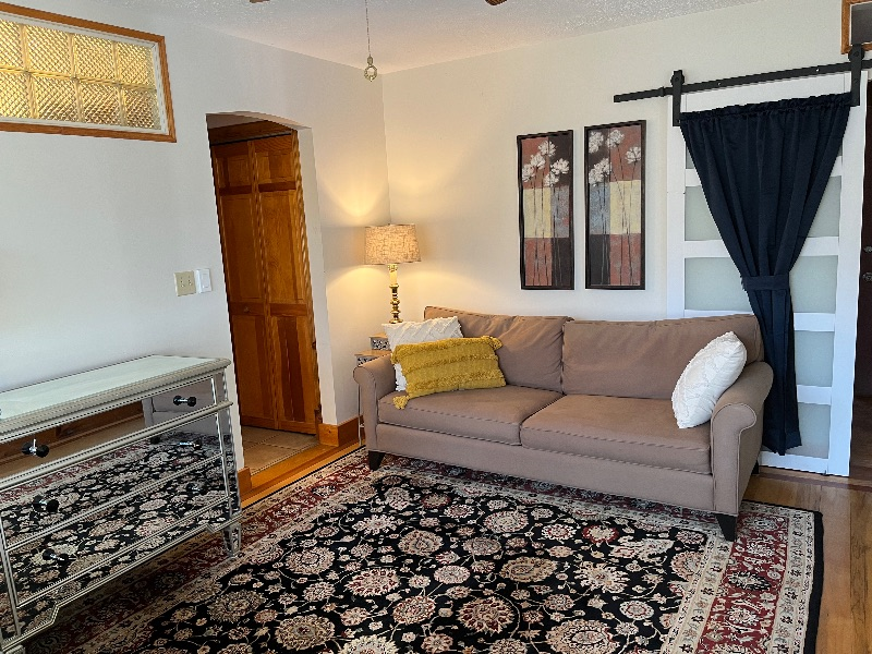 Private Studio, kitchenette and bath in unit - shared kitchen complement - Photo 4