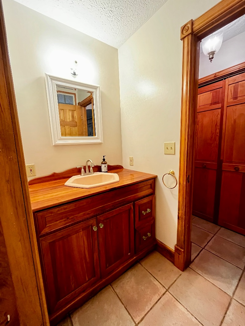 Private Studio, kitchenette and bath in unit - shared kitchen complement - Photo 5