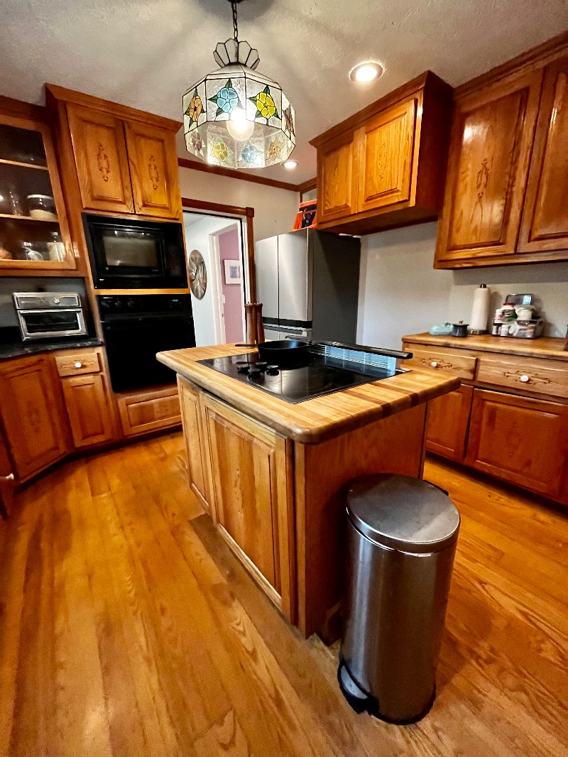 Private Studio, kitchenette and bath in unit - shared kitchen complement - Photo 6