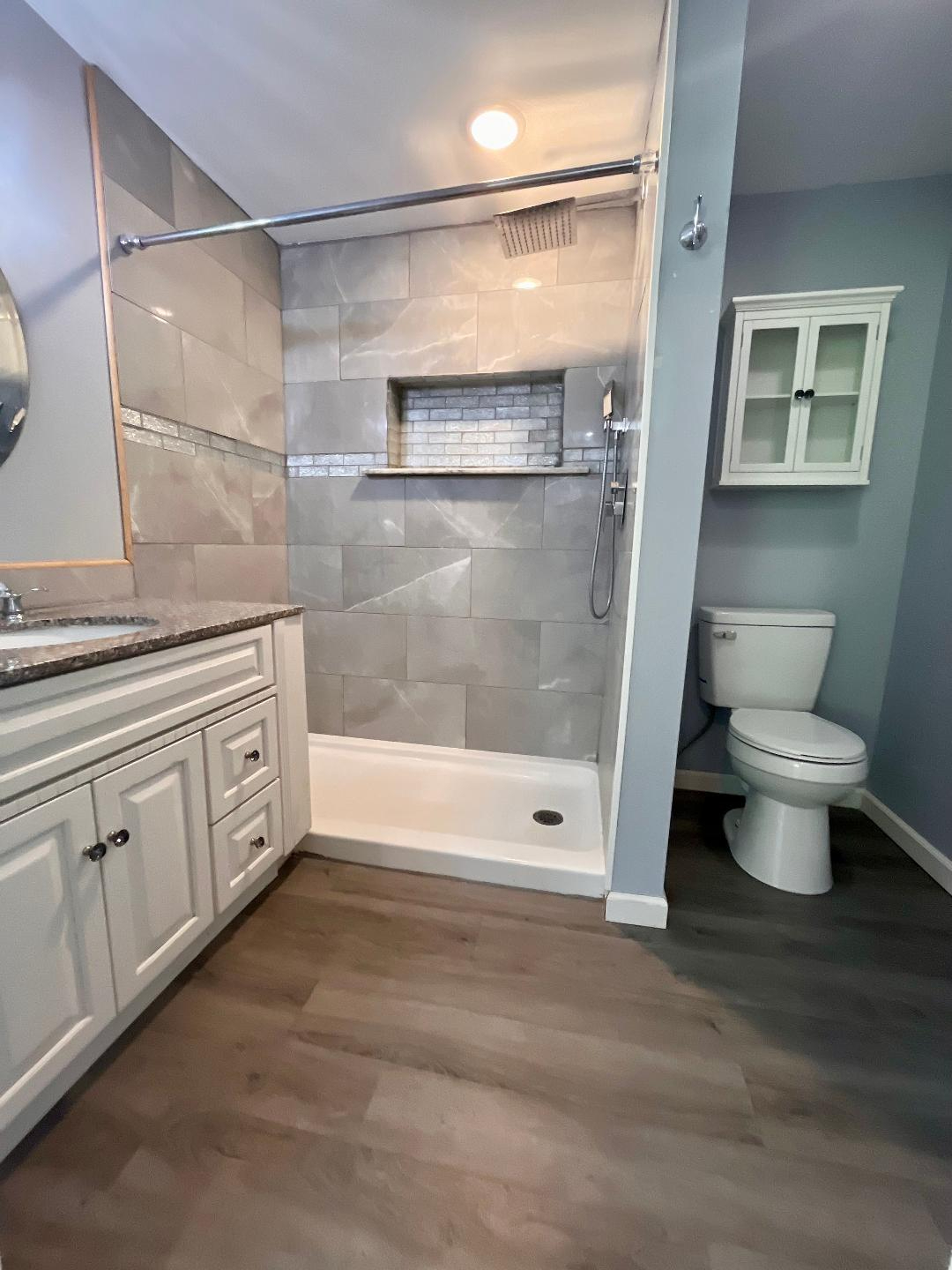 Private Studio, kitchenette and bath in unit - shared kitchen complement - Photo 8