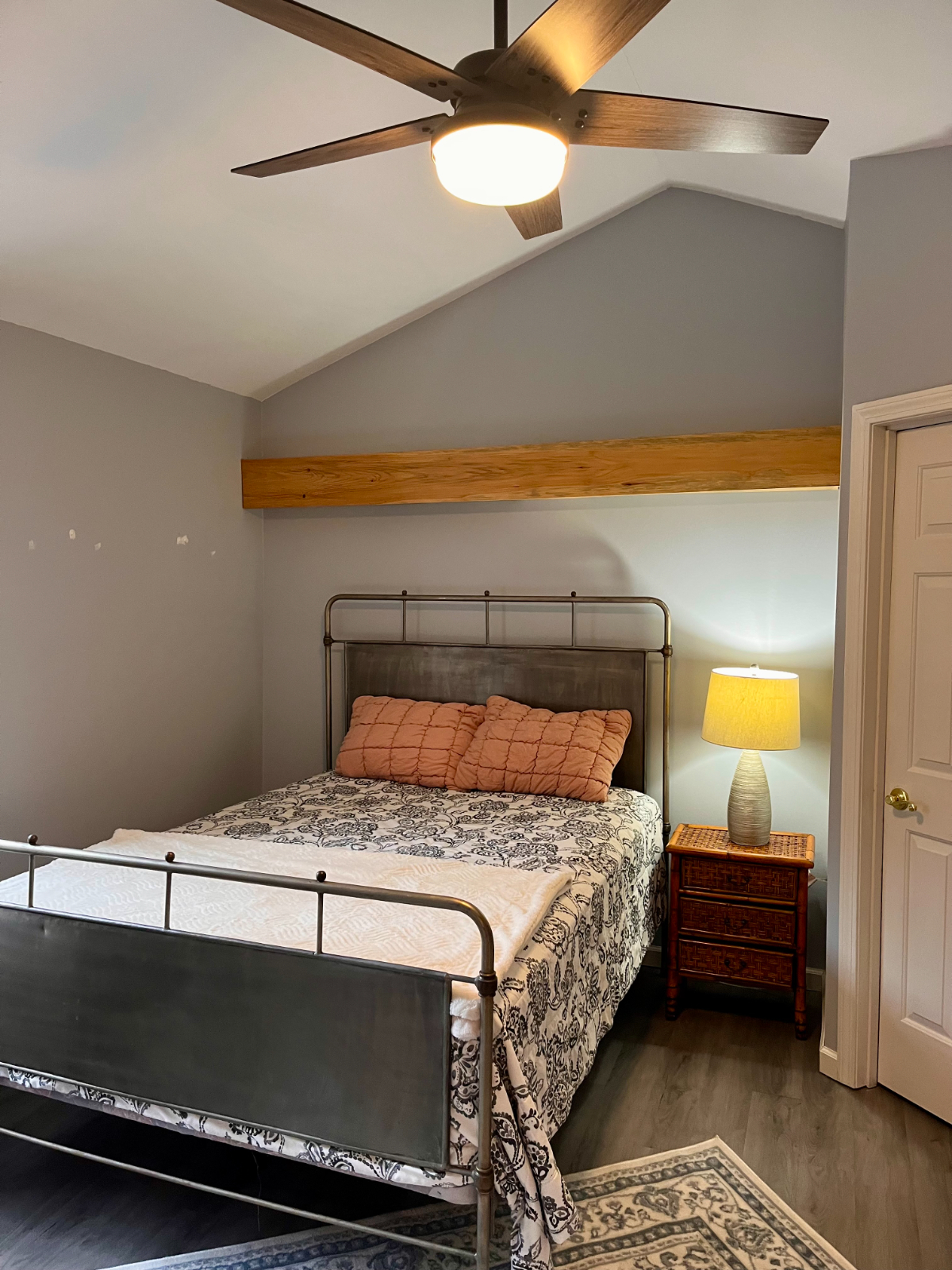 Private Studio, kitchenette and bath in unit - shared kitchen complement - Photo 4