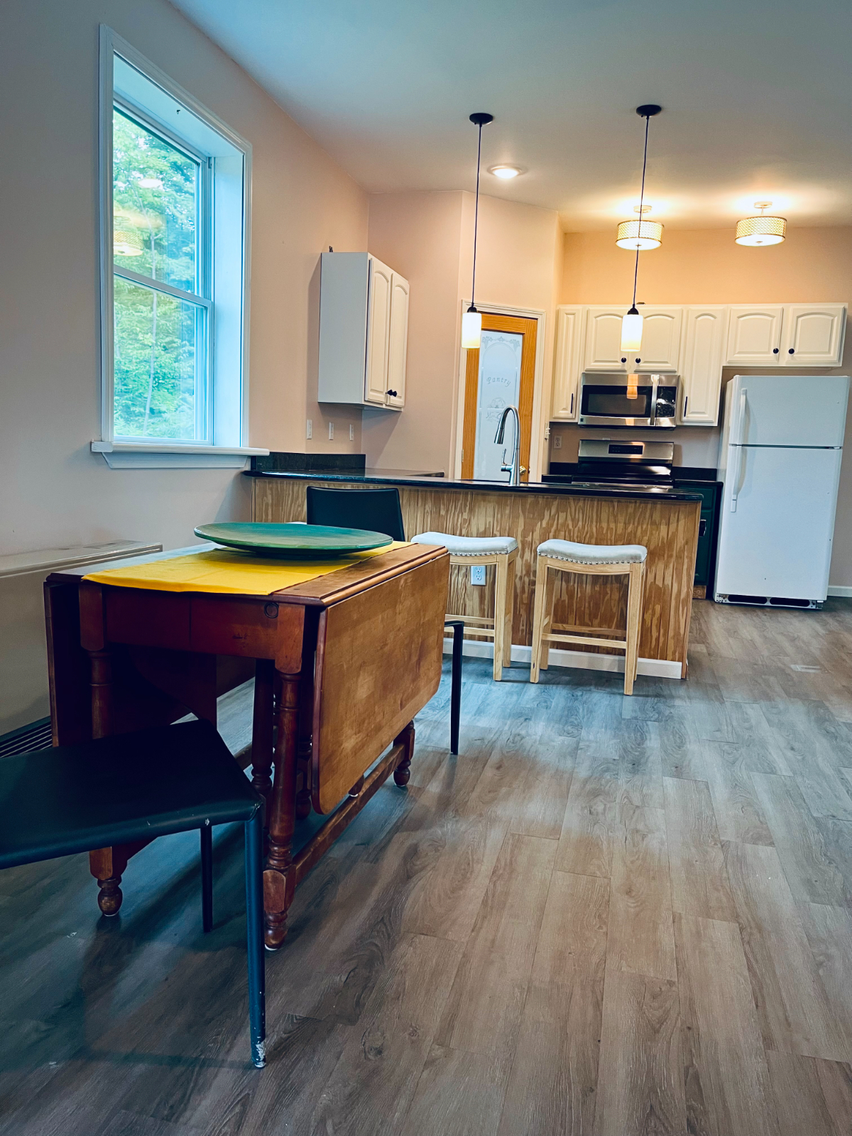 Private Studio, kitchenette and bath in unit - shared kitchen complement - Photo 6