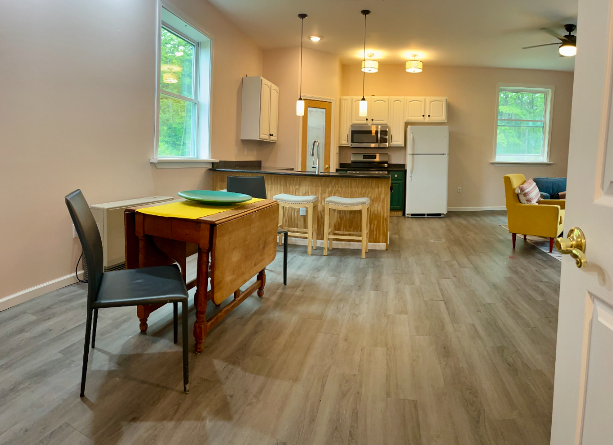 Private Studio, kitchenette and bath in unit - shared kitchen complement - Photo 5
