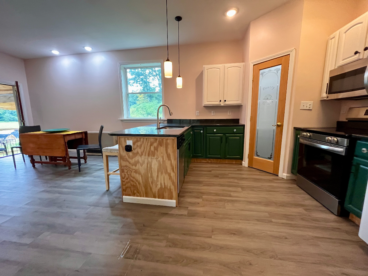 Private Studio, kitchenette and bath in unit - shared kitchen complement - Photo 7