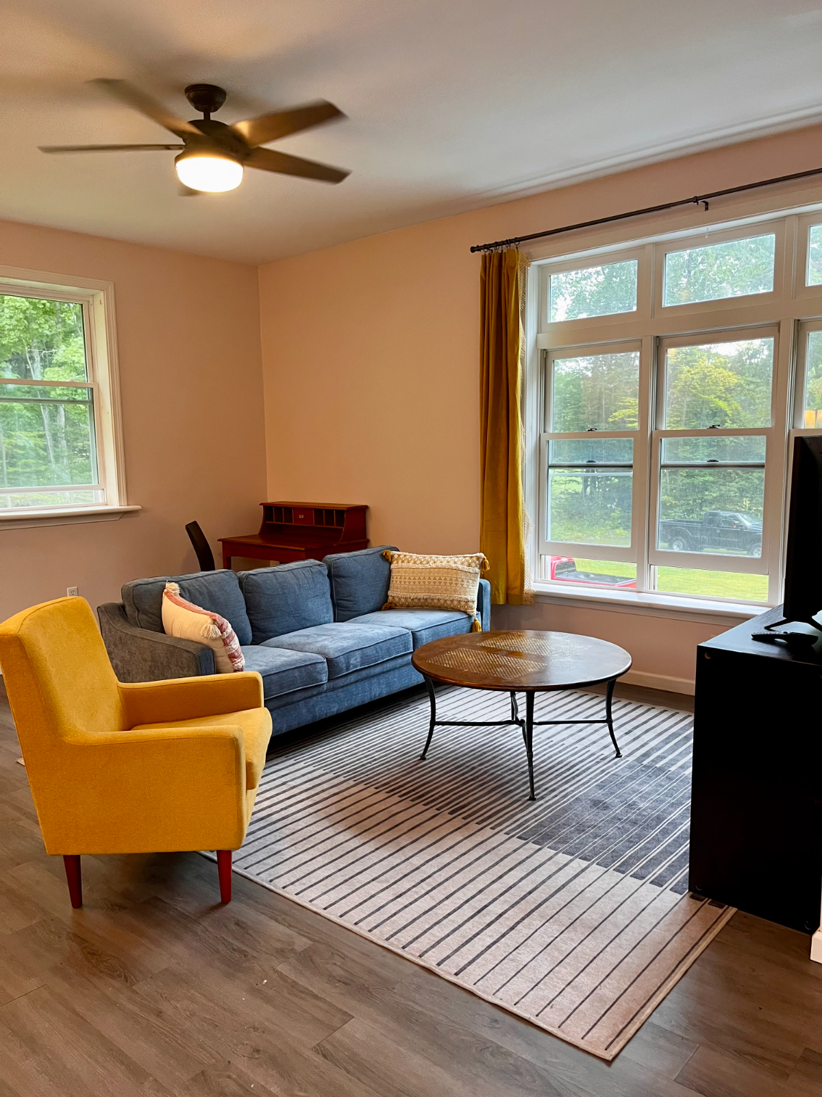 Private Studio, kitchenette and bath in unit - shared kitchen complement - Photo 1