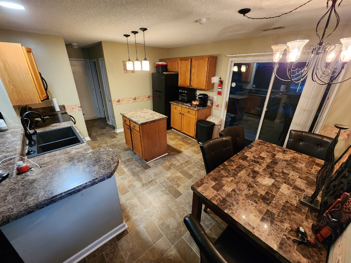 Hot Tub, Pool Table & Backyard 3 Bdrm Home .