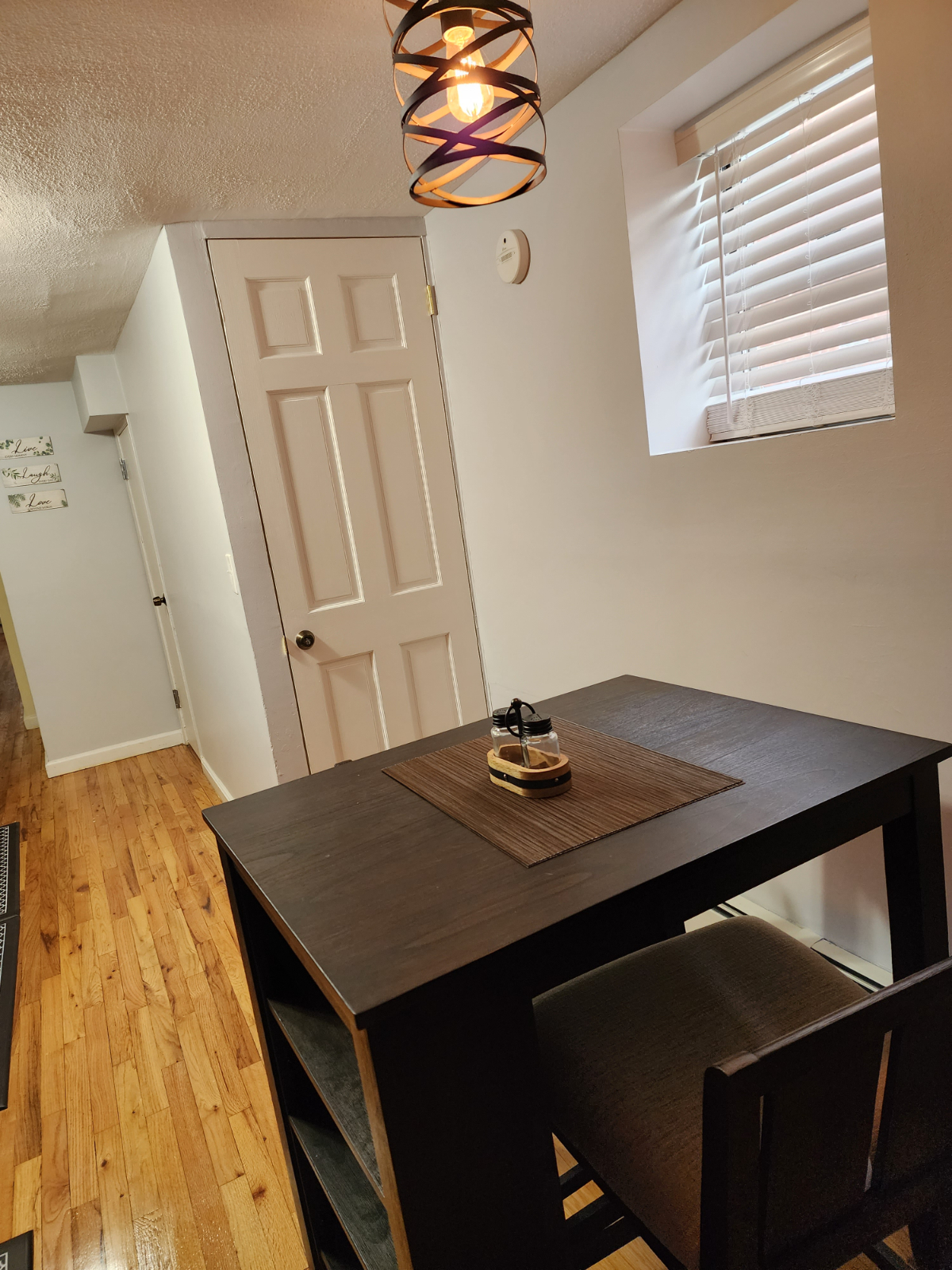 Newly renovated one bedroom apartment, perfect for traveling professionals. Apartment is located wi - Photo 3
