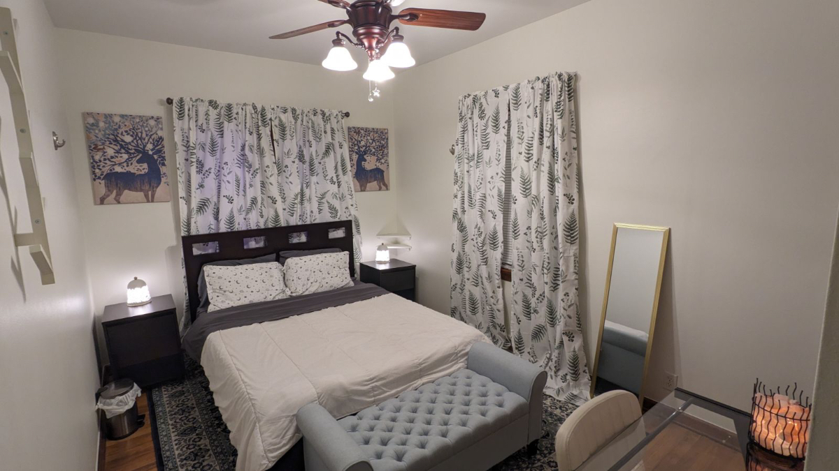 ROOM 1- Queen Bed & Shared Bath, Laundry, Parking
