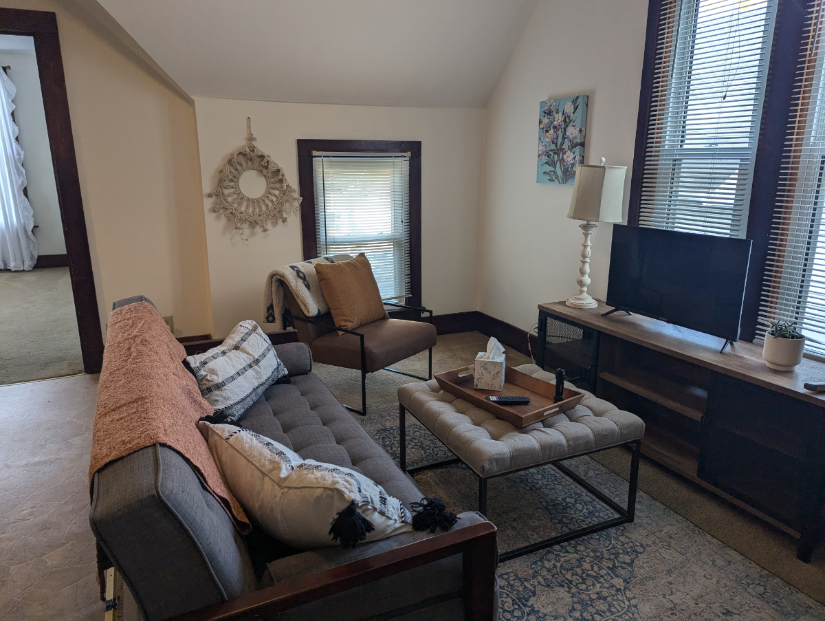 Two Bedroom Apartment Walking Distance to Restaurants and Shops