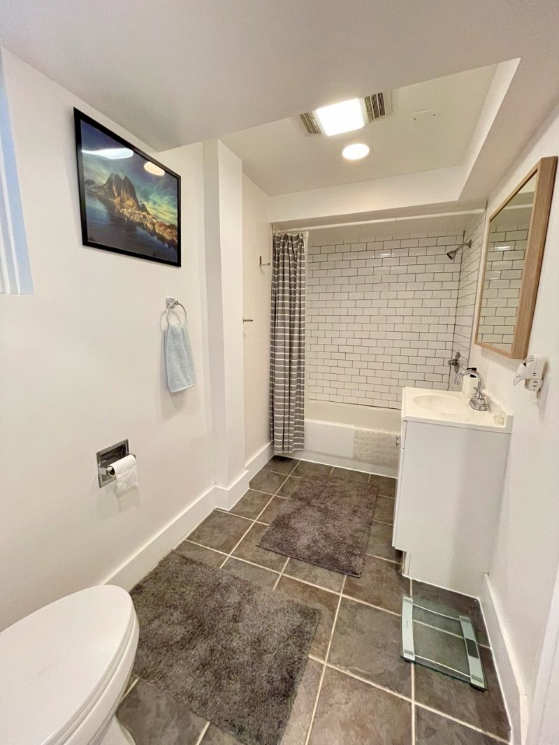 Sunny english basement - walking distance to many hospitals, restaurants, and shopping - Photo 8