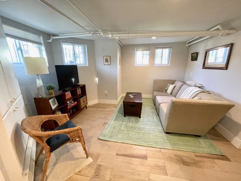 Sunny english basement - walking distance to many hospitals, restaurants, and shopping - Photo 2