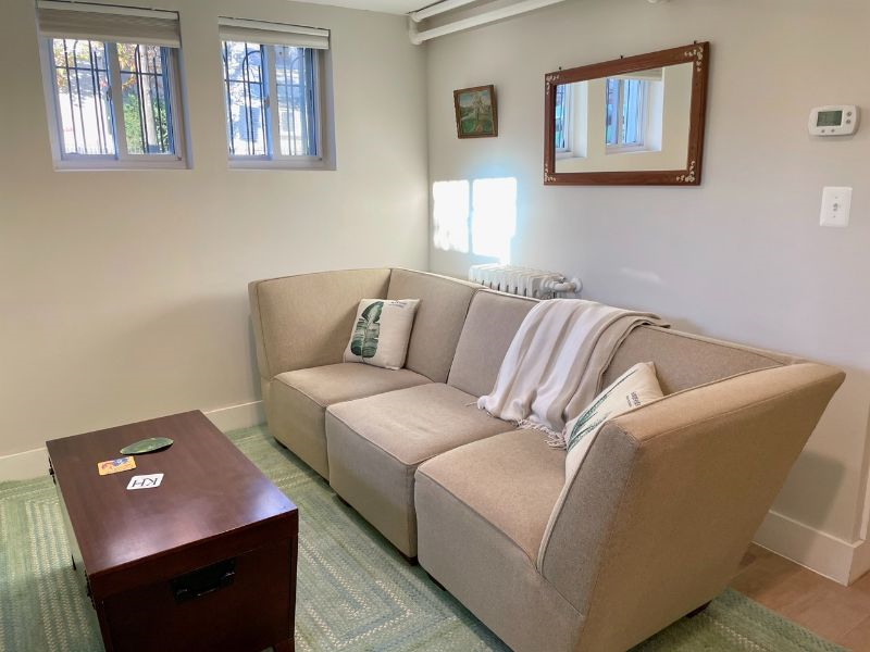 Sunny english basement - walking distance to many hospitals, restaurants, and shopping - Photo 4