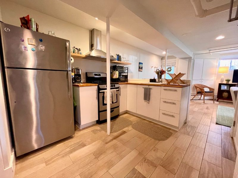 Sunny english basement - walking distance to many hospitals, restaurants, and shopping - Photo 6