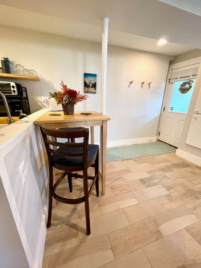 Sunny english basement - walking distance to many hospitals, restaurants, and shopping - Photo 3