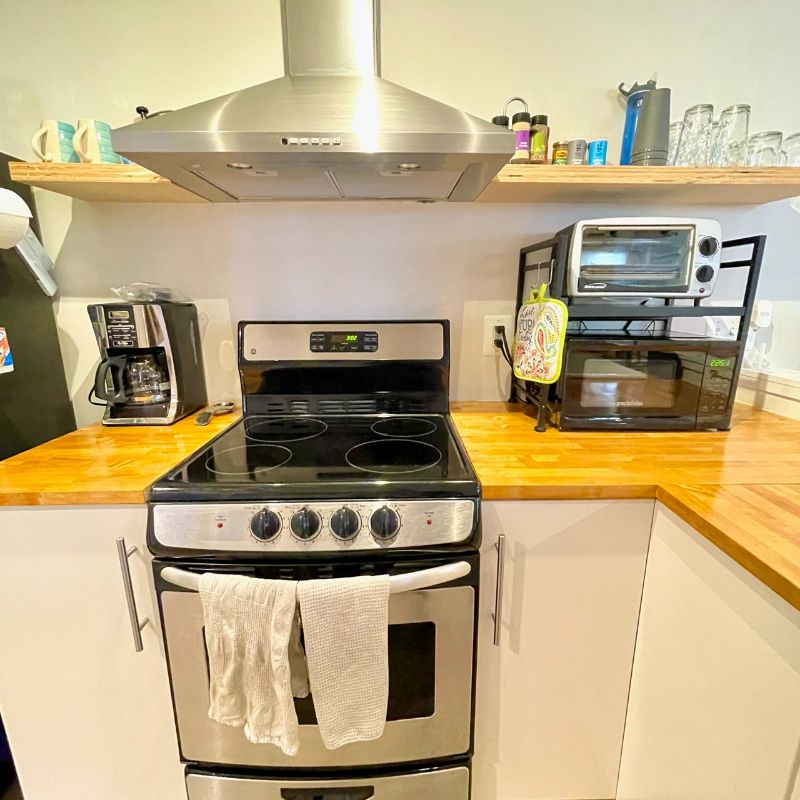 Sunny english basement - walking distance to many hospitals, restaurants, and shopping - Photo 5