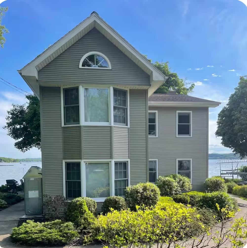 Beautiful lakefront three-bedroom home THREE TO SIX MONTH RENTAL AVAILABLE NOVEMBER 1, 2026 - APRIL - Photo 1