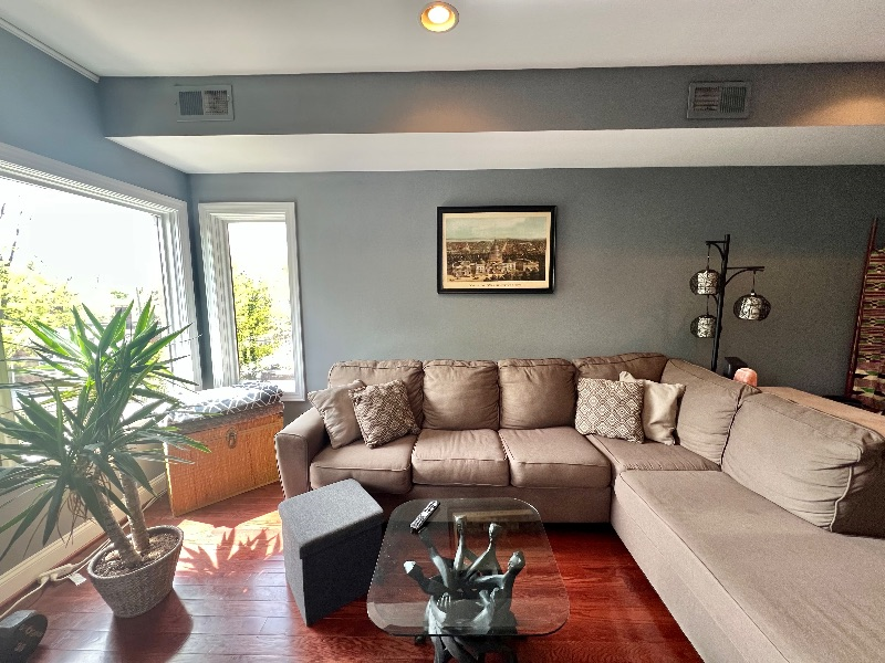 Spacious 2Br 2.5 Bath Home - Close to Metro w/ Parking, utilities/cable - Photo 2